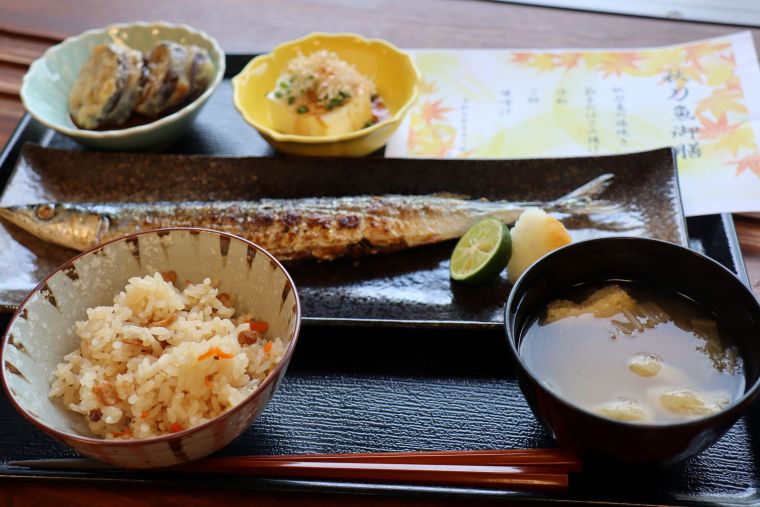 「茄子のはさみ揚げ」に「炊き込みご飯」も添えて秋刀魚御膳の出来上がりです！