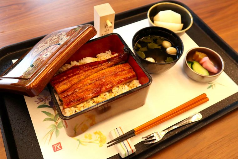焼きたての鰻をどうぞ！