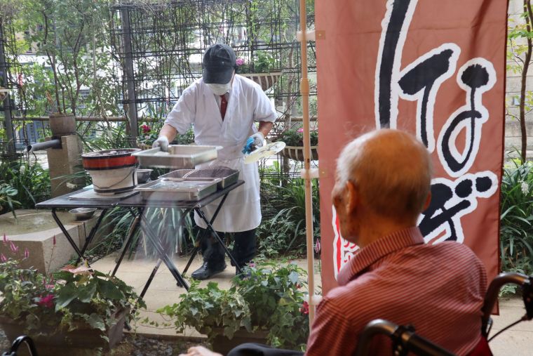焼き上がりが楽しみで熱い視線を送られています。