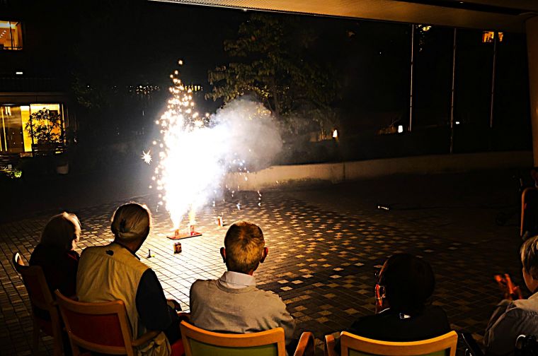 静かな夜の花火