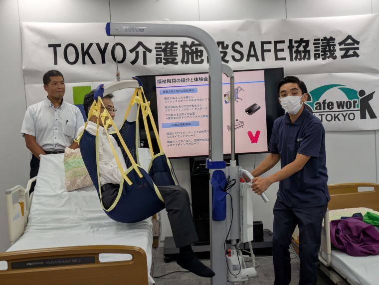 アップライド様にもご協力いただき、目黒で使用している床走行式リフトの体験も行いました。