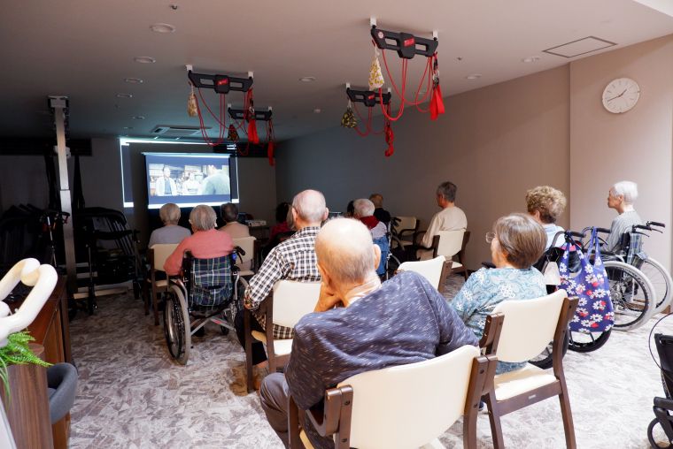 毎週土曜日はリハビリルームで映画の上映会があります。