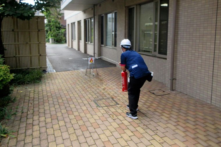 消防署にてご準備いただく水消火器を使用し、消火器の使用方法を習得しています。