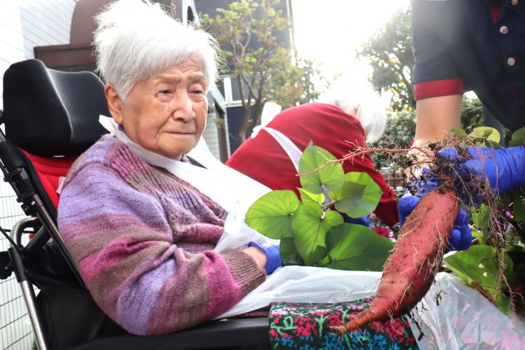 今日一番の大きさにご入居者もスタッフもビックリ🍠
