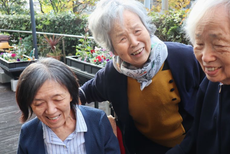 最後に大好きなイチゴの苗の植え付けもでき大喜びと達成感の笑顔です🍓