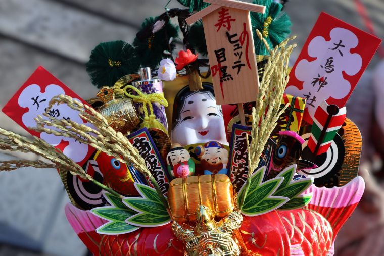 豪華に飾り付けられた熊手、ご利益がありますように・・・。