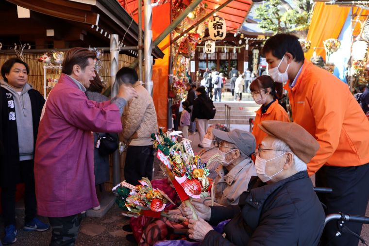 ご入居の皆様と一緒に手締めをしていただきました。