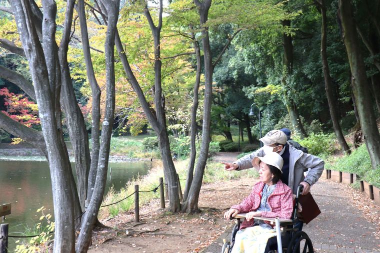 「あのあたりで写生をしたね」と懐かしい景色に会話も弾んでます。