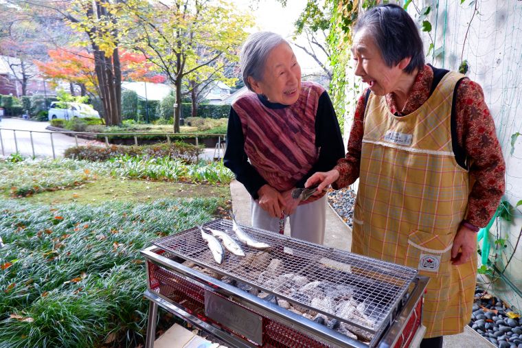 秋刀魚焼く煙の向こう笑い顔