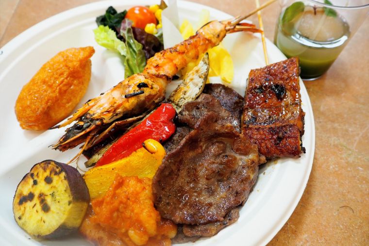 お肉はカルビと牛タン、大きな海老に鰻と焼き野菜。普段の食事と異なる提供方法でご入居者皆様にも楽しんでいただけました。