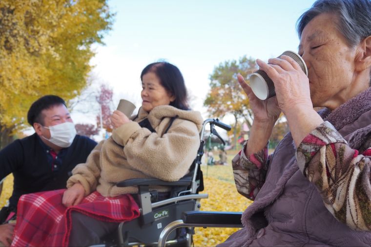 １１月下旬の信州は晴れても風は冷たく、体が冷えないように温かいミルクティーで一息ついていただきました。