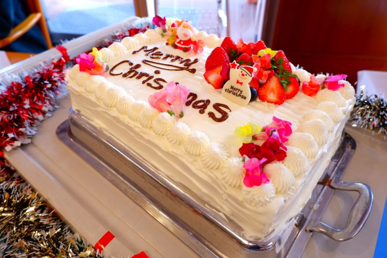 エディブルフラワーとフレッシュな苺を使った、キッチンスタッフ手作りのクリスマスケーキです。美しい見た目はどなたからも大好評でした！