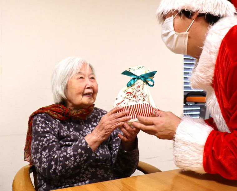 ご入居者のキラキラとした瞳に、プレゼントを渡すサンタさんもドキドキです🎅