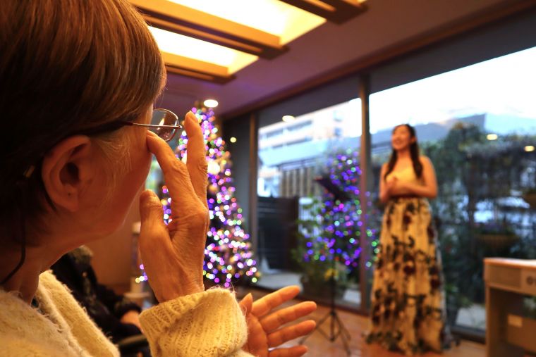 感動の涙が頬を伝います。