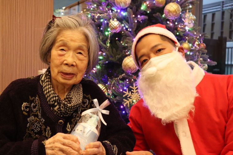 コンサート終演後、サンタよりプレゼントをお渡しさせていただきました。