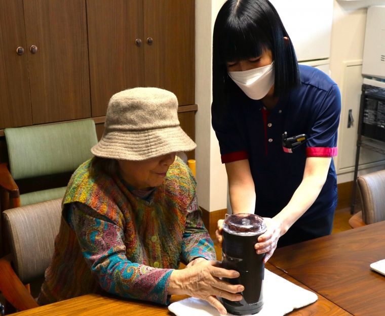 殻をむいたカカオ豆をミキサーで細かくしていきます。