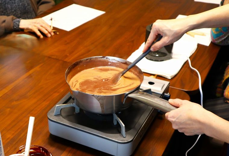 牛乳やキビ砂糖などを加え、ゆっくりと温めながら混ぜ合わせて美味しいチョコレートドリンクの完成です。