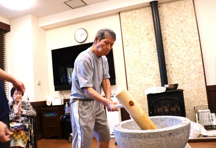 ヒュッテで初めてのお餅つき！真剣な表情も素敵です(^▽^)/