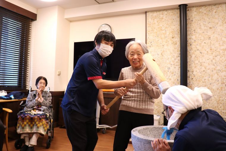 「えっ～、出来るかなぁ～」と遠慮しながらもスタッフの優しいフォローに笑顔があふれてます(⌒∇⌒)