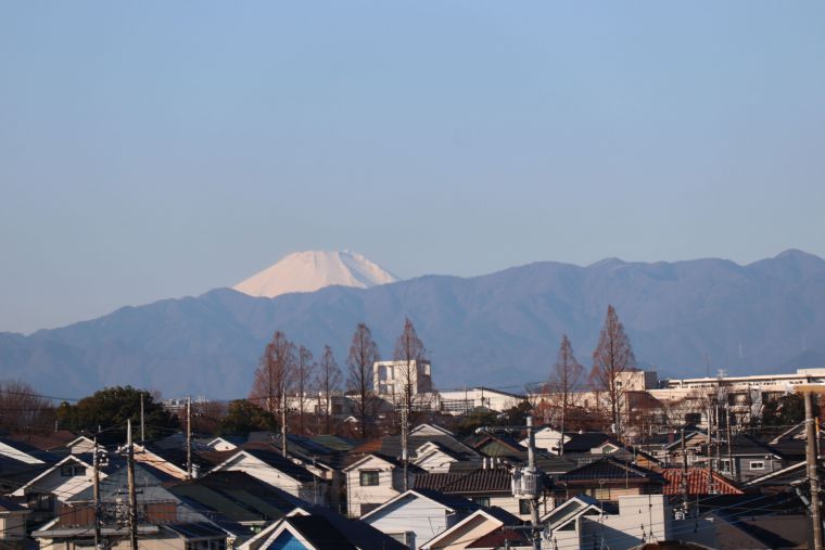 ４階の廊下からは、元旦らしくひと際雄大な富士山の頂上が輝いて見えます🗻