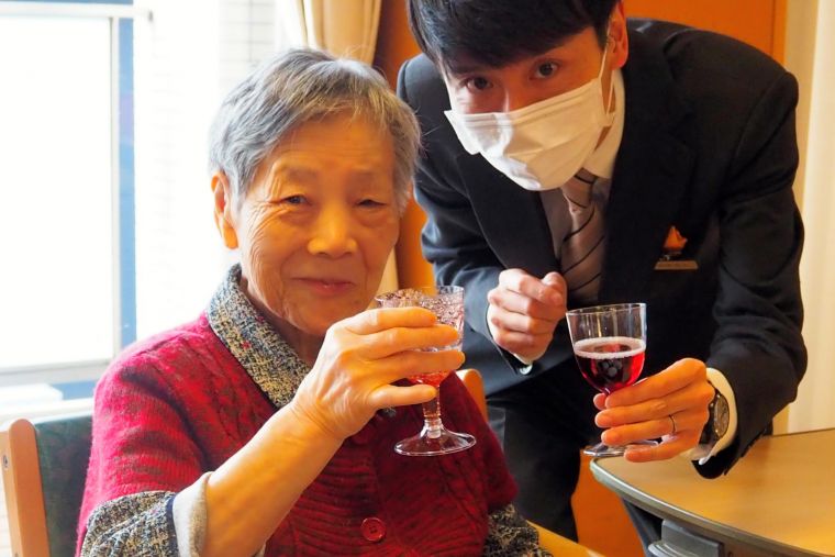 クリスマスランチの乾杯は信州産のスパークリングぶどうジュース。カクテルグラスも準備してワインで乾杯の雰囲気を味わいました。