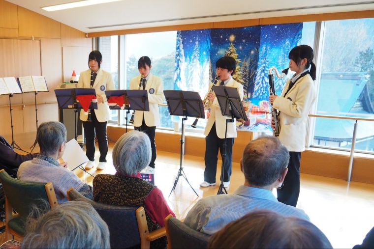 ２回目となる屋代高校吹奏楽部の皆さんのコンサートにご入居者皆さんも大喜びでした。