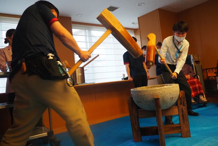 昨年着任した髙橋支配人は初めての餅つき体験とのこと。スタッフもご入居者皆様と一緒に楽しむことができました。