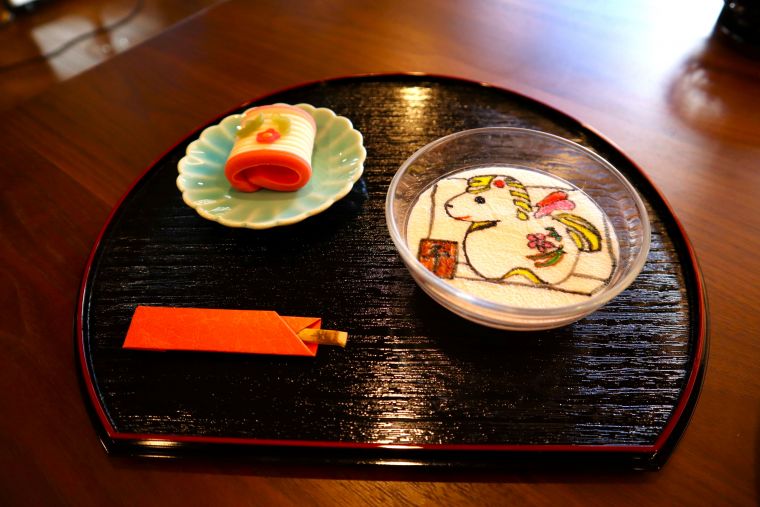 おやつには和菓子をご用意いたしました。そのまま召し上がることが難しい方には、キッチンスタッフ手描きの午が描かれた、おやつをご用意させていただきました。