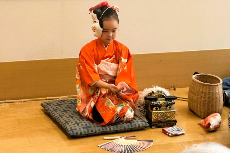 近所を流れる奈良川で大きな鯛を釣り上げるという演目で笑いと福を届けてもらいました。