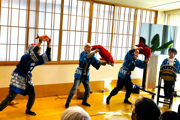 素敵な着物姿で洗練された演技でした。この後の獅子舞いにも楽しませてもらいました。