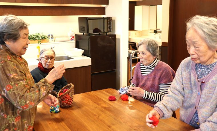 慎重に慎重に、両手を使って、リズムよく・・わぁ～上手ねぇ～