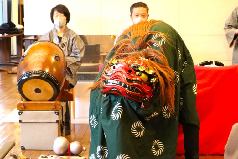 福を招く獅子の舞