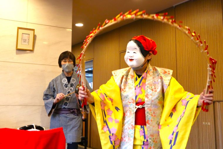 「アさて、さて、さては南京玉すだれ」巧みな手さばきに感嘆の声が上がります。