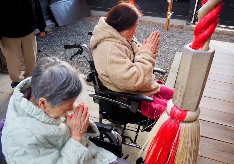 しっかりと手を合わせてご参拝。どんな願い事をされているのでしょうか。