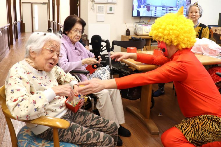 こちらは二対一で鬼さんも降参です👹