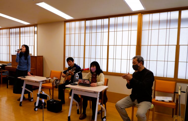 ギターの伴奏で懐かしの昭和歌謡を歌っていただきました♪