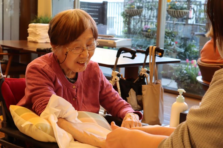 ハンドケアを受けながら