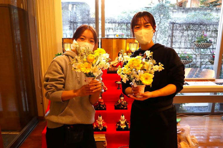 青葉台フローリストのスタッフさんです。綺麗なお花をたくさんご用意いただきました。