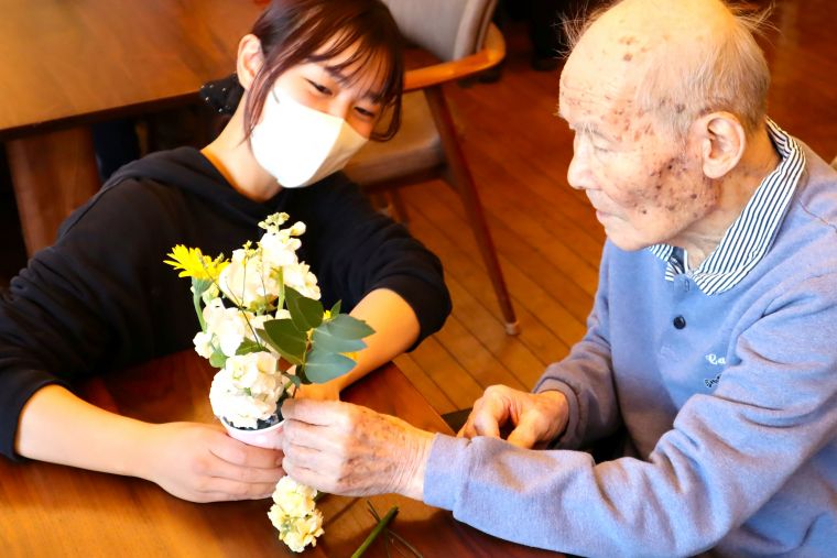 アドバイスをもらいながら、真剣な表情で。