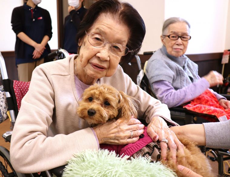 「嬉しいわ～」と頬ずりして喜んでくださいました🐶