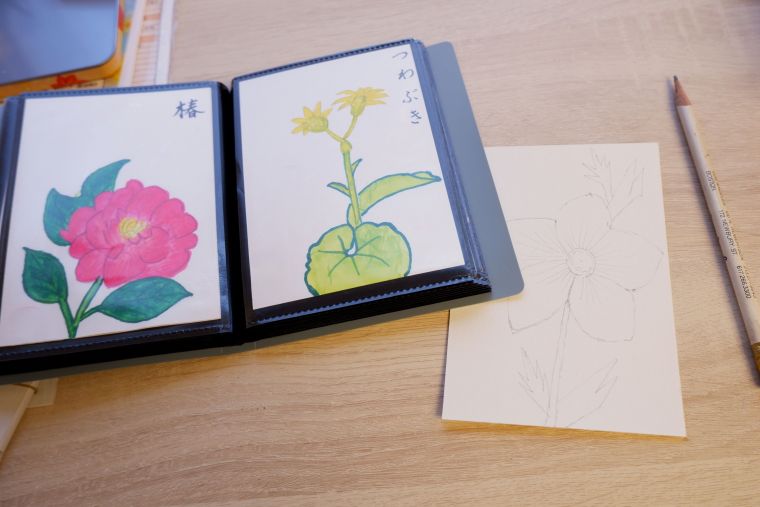 絵手紙が趣味のご入居者は摘んだクリスマスローズで早速１枚作成中。「ここに来て描いたお花をまとめてるんです。お友達に送ったりもして」と楽しそうに仰っていました。