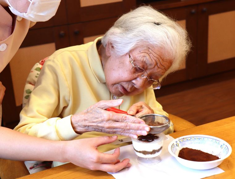 ココアパウダーで丁寧に仕上げたティラミス、「美味しいわ」と何度も仰ってくださいました💕