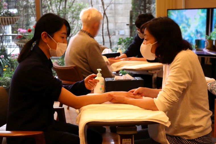 実際に体験し、質問をしながら学びを深めています。