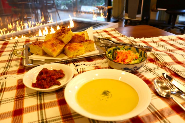 春のスープと焼きたてパン