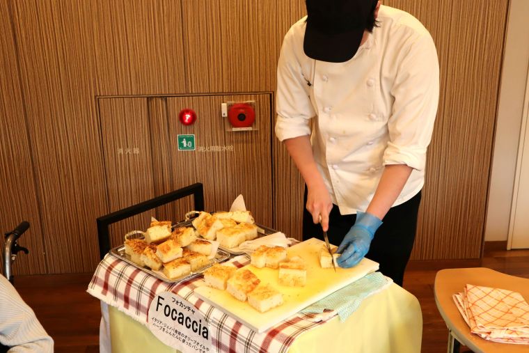 召し上がる直前にカットし、焼きたてを楽しんでいただきました。