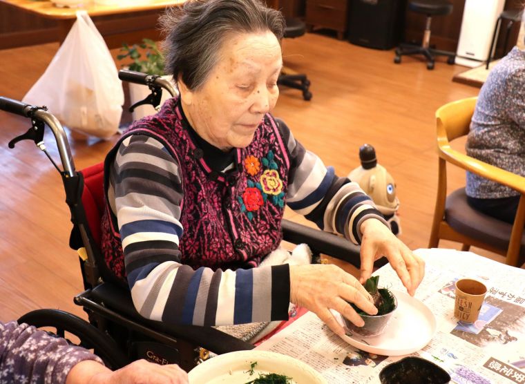 「難しいねぇ～」と悩みながら真剣にお庭づくりに励まれました(o^―^o)