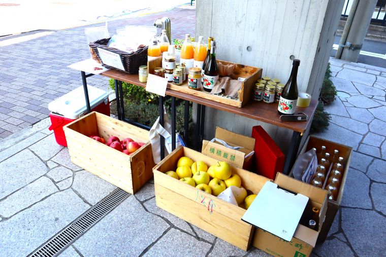 リンゴの移動販売です