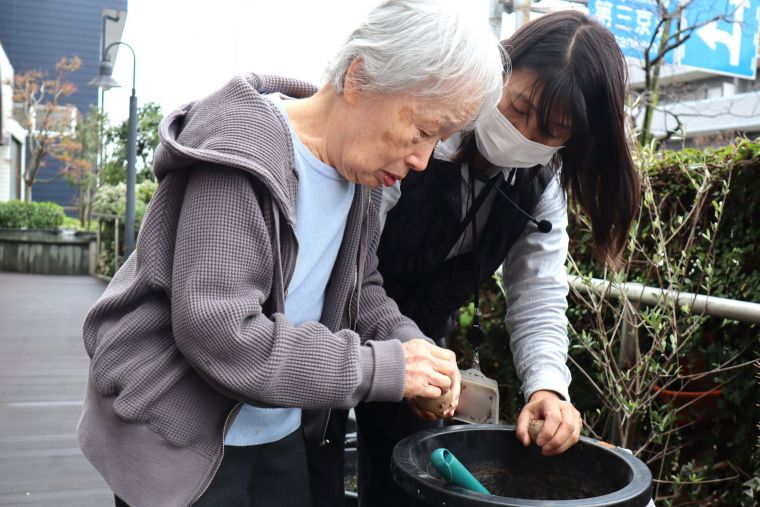 「このジャガイモを植えればいいの？」と成長が心配でもあり楽しみでもあり(⌒∇⌒)