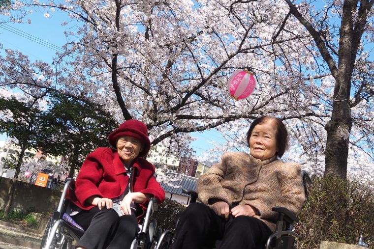 まだ寒さを心配される方もいらっしゃいましたが、満開の桜と春の陽ざしの暖かさを感じていただきました。