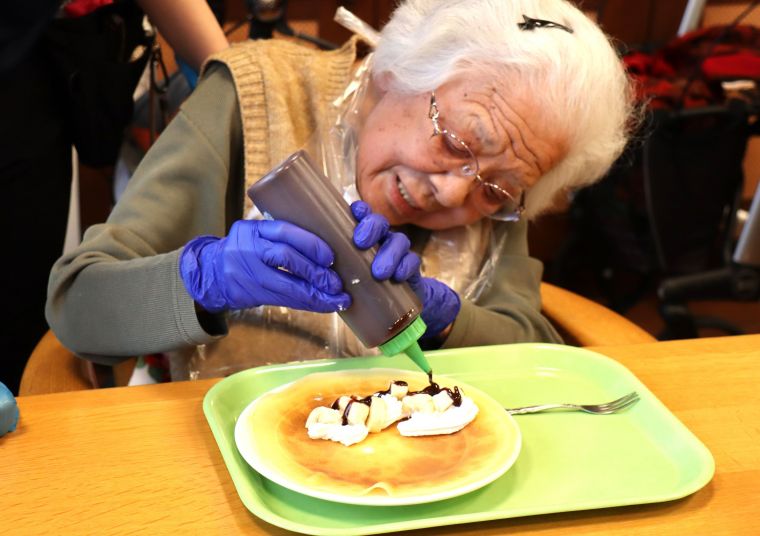 「クレープを作るのは初めてよ」と仰りながらも上手に出来上がりました😋